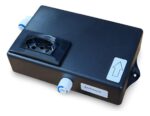 Pressurizador para purificador de água bivolt com mangueira 1/4, ideal para melhorar a pressão e garantir melhor fluxo de água.