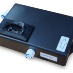 Pressurizador para purificador de água bivolt com mangueira 1/4, ideal para melhorar a pressão e garantir melhor fluxo de água.