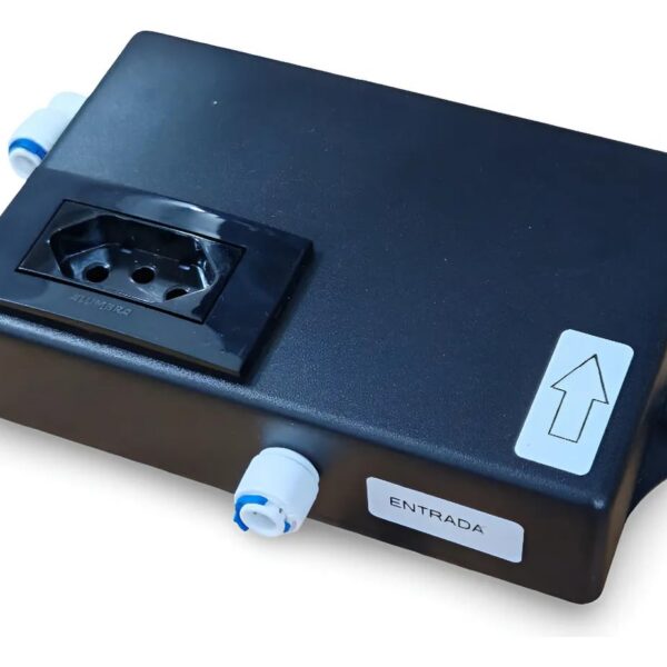 Pressurizador para purificador de água bivolt com mangueira 1/4, ideal para melhorar a pressão e garantir melhor fluxo de água.