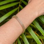 Pulseira Bracelete Esteira Malha Folheada Ouro 18k: elegância sofisticada para valorizar seu look com brilho duradouro. - Imagem 2