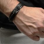 Pulseira Couro Masculina Guitarra Música em couro preto, estilo marcante e ajuste em 4 tamanhos para compor o visual masculino. - Imagem 2