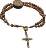 Pulseira Terço Ajustável em Madeira Imbuia 19 cm com Cruz e Medalha de São Bento, ideal para fé, proteção e estilo.