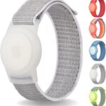 Pulseira ajustável para AirTag com ajuste seguro e confortável para crianças e idosos, ideal para monitoramento diário.