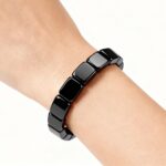 Pulseira de hematita masculina com pedras naturais: estilo, energia e confiança para presentear com intenção. - Imagem 2