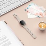 Pulseira de silicone macio compatível com Apple Watch, confortável, resistente à água e ideal para uso esportivo diário. - Imagem 2