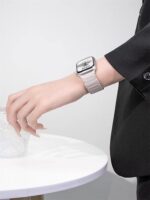 Pulseira magnética para Apple Watch com ajuste seguro e confortável, ideal para esportes e uso diário. - Imagem 2