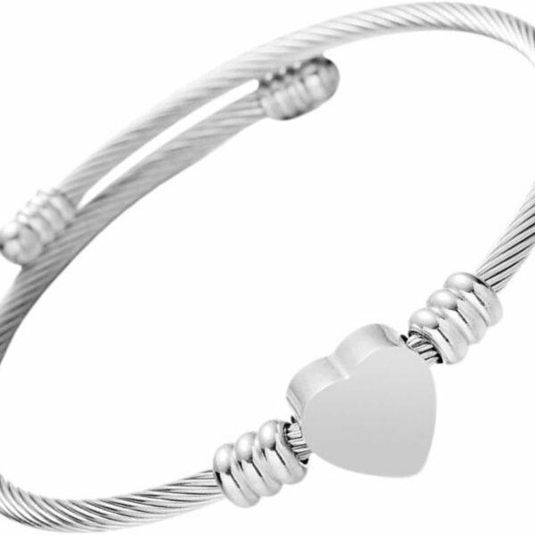 Pulseira prateada ajustável em aço inox 316 com coração, elegante, moderna e ideal para presente feminino.
