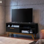 Rack Paládio para TV até 55" com pés de madeira, design retrô e amplo espaço para organizar sua sala com estilo.