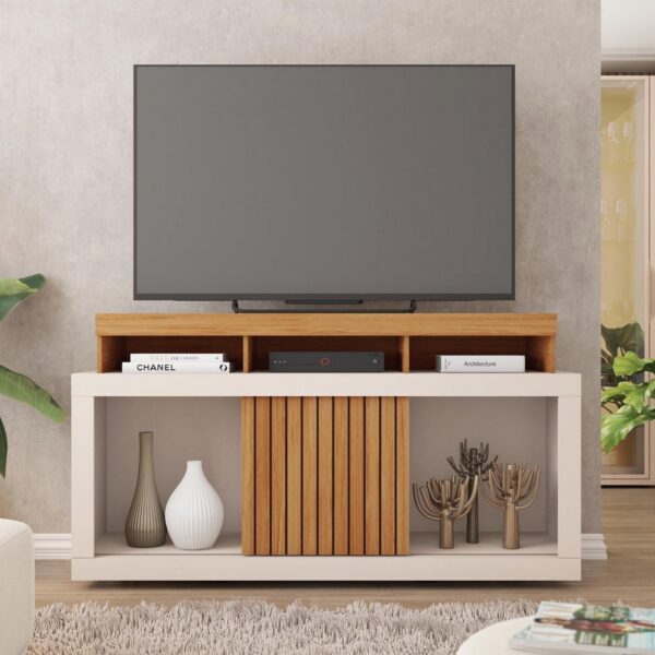 Rack para TV Valença Freijó/Off White: elegância, frisos decorativos e espaço ideal para eletrônicos e decoração.