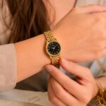 Relógio Mondaine Dourado Feminino 32425LPMVDE1: elegância e estilo para compor looks com sofisticação. - Imagem 2