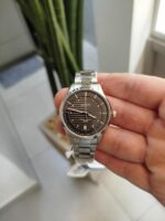 Relógio Orient Feminino Prateado: estilo casual e elegante para completar seu look com charme e sofisticação. - Imagem 2
