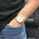 Relógio Technos Masculino Steel Dourado: design analógico elegante, resistente e ideal para compor um visual sofisticado. - Imagem 2