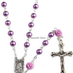 Rosário Nazareth Store com pérolas roxas e medalha de Lourdes rosa, ideal para devoção e presente religioso.