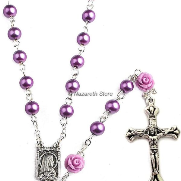 Rosário Nazareth Store com pérolas roxas e medalha de Lourdes rosa, ideal para devoção e presente religioso.