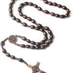 Rosário católico artesanal com medalha de solo sagrado e cruz de metal, ideal para presente de fé