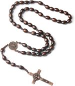 Rosário católico artesanal com medalha de solo sagrado e cruz de metal, ideal para presente de fé
