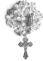 Rosário católico branco olho de gato 8 mm com crucifixo de prata e medalha da Virgem Maria, ideal para oração e presente.