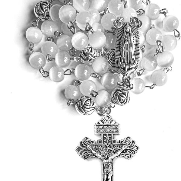 Rosário católico branco olho de gato 8 mm com crucifixo de prata e medalha da Virgem Maria, ideal para oração e presente.