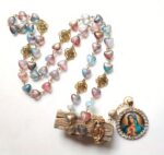 Rosário católico com Virgem Maria: colar de oração com pingente amuleto, ideal para fé e proteção.