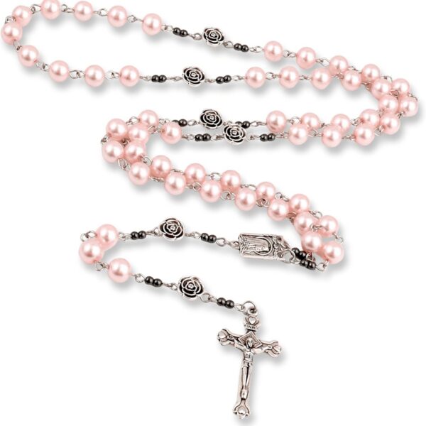 Rosário católico de pérolas, rosas e hematita: oração elegante, feito à mão, ideal para presente e uso diário.