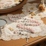 Rosário católico de pérolas, rosas e hematita: oração elegante, feito à mão, ideal para presente e uso diário. - Imagem 2