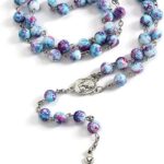 Rosário católico feminino feito à mão, pérola roxa azul, ideal para primeira comunhão e presentes cristãos.