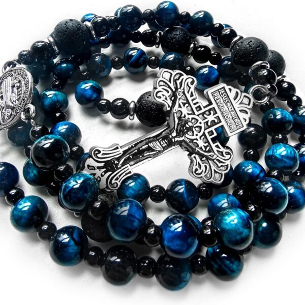 Rosário católico masculino com medalha e cruz, contas azul olho de tigre, feito à mão, presente católico elegante.