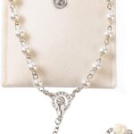 Rosário católico para mulheres com pérolas artificiais: elegante, simples e ideal para presentear com devoção.