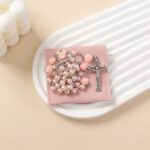 Rosário católico para mulheres e meninas: presente de confirmação com pérolas artificiais de 6 mm e bolsa inclusa - Imagem 2