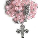 Rosário católico rosa olho de gato 8 mm com crucifixo prateado e medalha da Virgem Maria, ideal para oração e presente religioso.