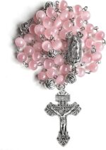 Rosário católico rosa olho de gato 8 mm com crucifixo prateado e medalha da Virgem Maria, ideal para oração e presente religioso.