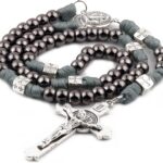 Rosário de São Bento HanlinCC em Paracord resistente com contas de metal grandes, ideal para homens e devoção católica