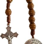 Rosário de bolso Bovemee com medalha de São Bento, madeira marrom e crucifixo, compacto para oração diária.