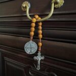 Rosário de bolso Bovemee com medalha de São Bento, madeira marrom e crucifixo, compacto para oração diária. - Imagem 2
