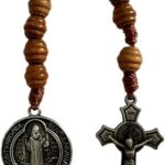 Rosário de bolso São Bento com contas de madeira marrom e crucifixo, ideal para devoção e oração diária