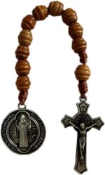 Rosário de bolso São Bento com contas de madeira marrom e crucifixo, ideal para devoção e oração diária