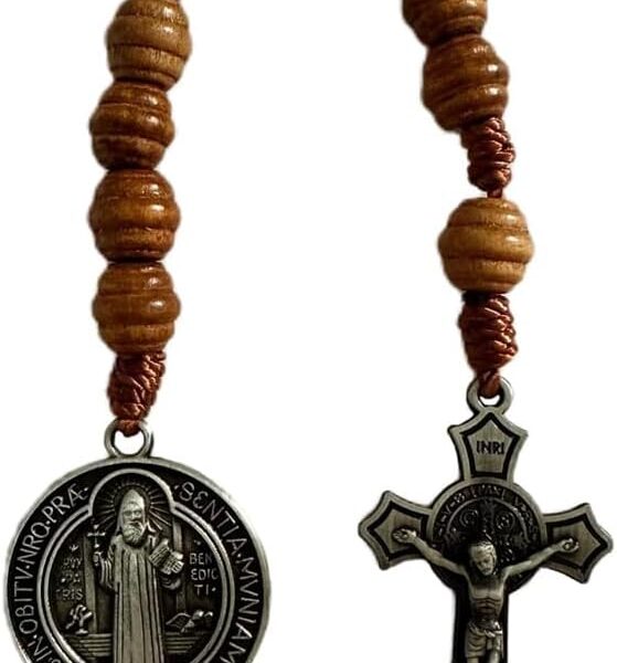 Rosário de bolso São Bento com contas de madeira marrom e crucifixo, ideal para devoção e oração diária
