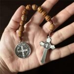 Rosário de bolso São Bento com contas de madeira marrom e crucifixo, ideal para devoção e oração diária - Imagem 2