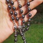Rosário de hematita católico unissex 8 mm: presente religioso elegante para homens e mulheres￼ - Imagem 2