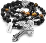 Rosário de pedra vulcânica para homens: colar católico com medalha, cruz e contas pretas artesanais, ideal para presente.