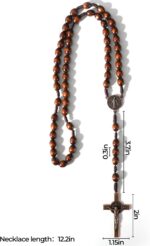 Rosário feito à mão com cruz de metal, presente católico ou cristão, elegante e significativo, cor café tecido - Imagem 2