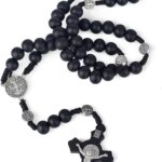 Rosário feito à mão de madeira com cruz de metal, presente católico ou cristão com bolsa vermelha