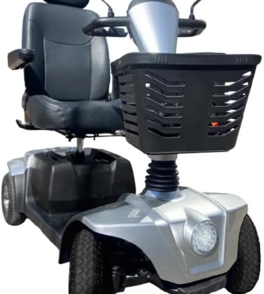Scooter Elétrica CS Dobrável Dellamed: conforto, praticidade e suporte de até 150kg com assento de 45cm.