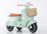 Scooter Elétrica Com Banco Acolchoado Menta 6V Bandeirante com farol, som USB e bagageiro para brincar com estilo e praticidade.