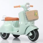 Scooter Elétrica Com Banco Acolchoado Menta 6V Bandeirante com farol, som USB e bagageiro para brincar com estilo e praticidade.