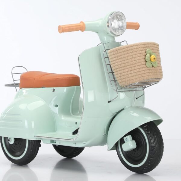 Scooter Elétrica Com Banco Acolchoado Menta 6V Bandeirante com farol, som USB e bagageiro para brincar com estilo e praticidade.