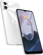 Smartphone Motorola Moto E22 4G 32GB Branco com tela 90 Hz, Dolby Atmos e bateria de longa duração.