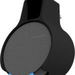 Suporte Splin para Echo Pop: compacto, sem fios aparentes e pronto para encaixar na tomada.