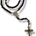 Terço Cordão São Bento em Madeira Preta com Cruz Metal Ouro Velho, fé e proteção no dia a dia