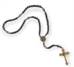 Terço Cordão São Bento em Madeira Preta com Cruz Metal Ouro Velho, fé e proteção no dia a dia - Imagem 2
